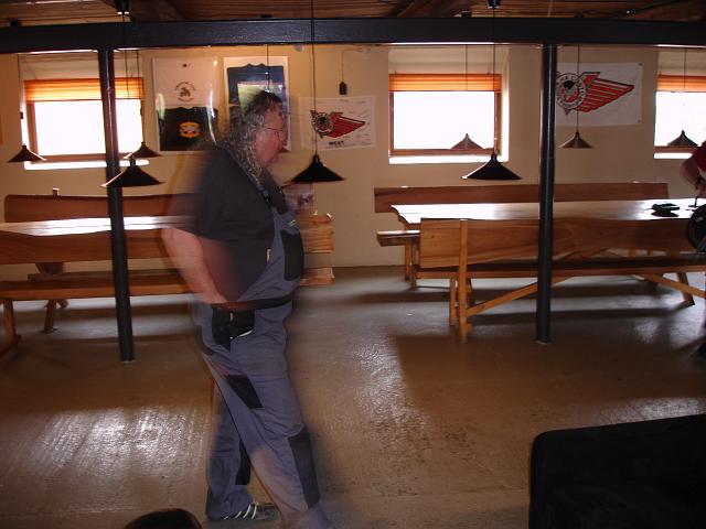 DSC01422.JPG - Tænk engang, formanden arbejder så meget at han er blevet gennemsigtig.