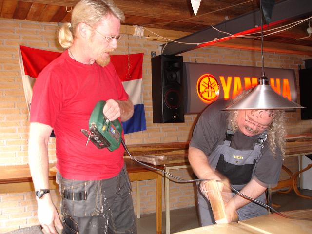 DSC01428.JPG - Stig når dåligt nok at skære færdigt, før Jan er der med sin egen version af sandpapir.