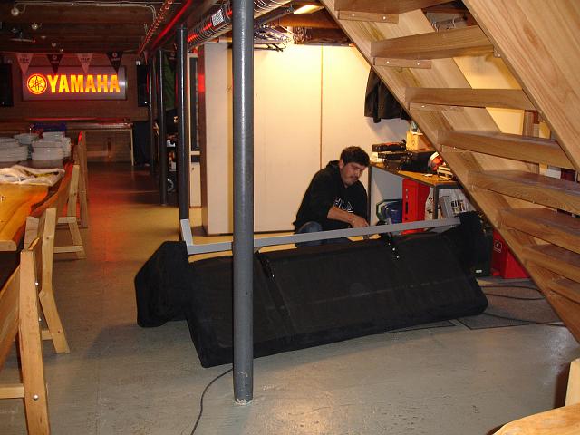 DSC01431.JPG - Ilhami er færdig med at tænke, nu splitter han en sofa ad i stedet for.
