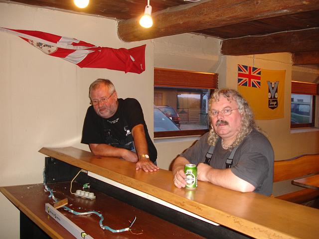 DSC01443.JPG - Larsen syntes at tænke: hvor er min øl?