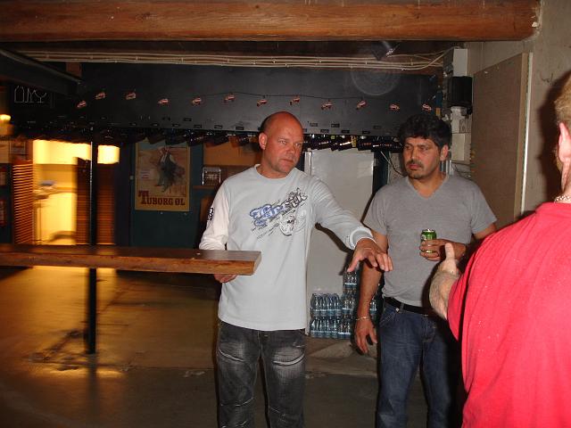DSC01444.JPG - Og Henrik vil snakke om den nye fløj på baren.