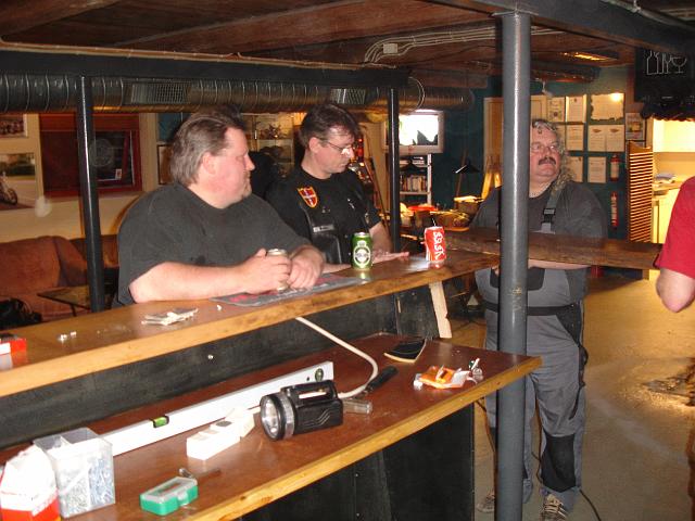 DSC01445.JPG - Jan har vist fundet noget at holde i. Rene og Palle kigger undrende til.