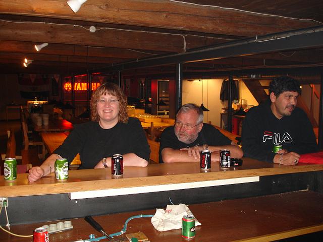 DSC01448.JPG - Diana, Larsen og Ilhami tester om man sikkert kan læne sig op ad baren.