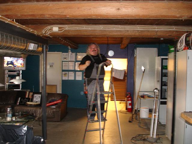 DSC01488.JPG - Jan er stadig igang med strømmen, og det ser ud til at han syntes det er morsomt.