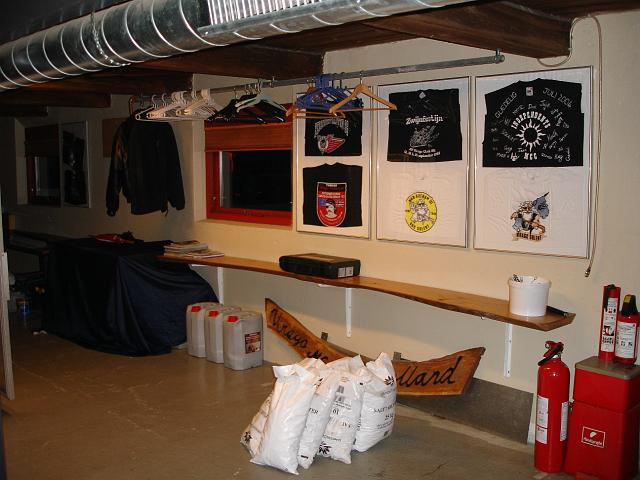 DSC01544.JPG - Det er enda blevet til en hylde til hjelme mm.
